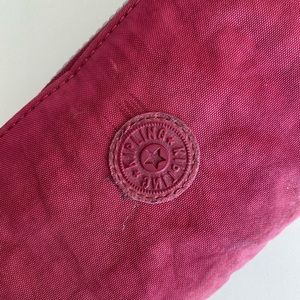 Rounded zipper wallet